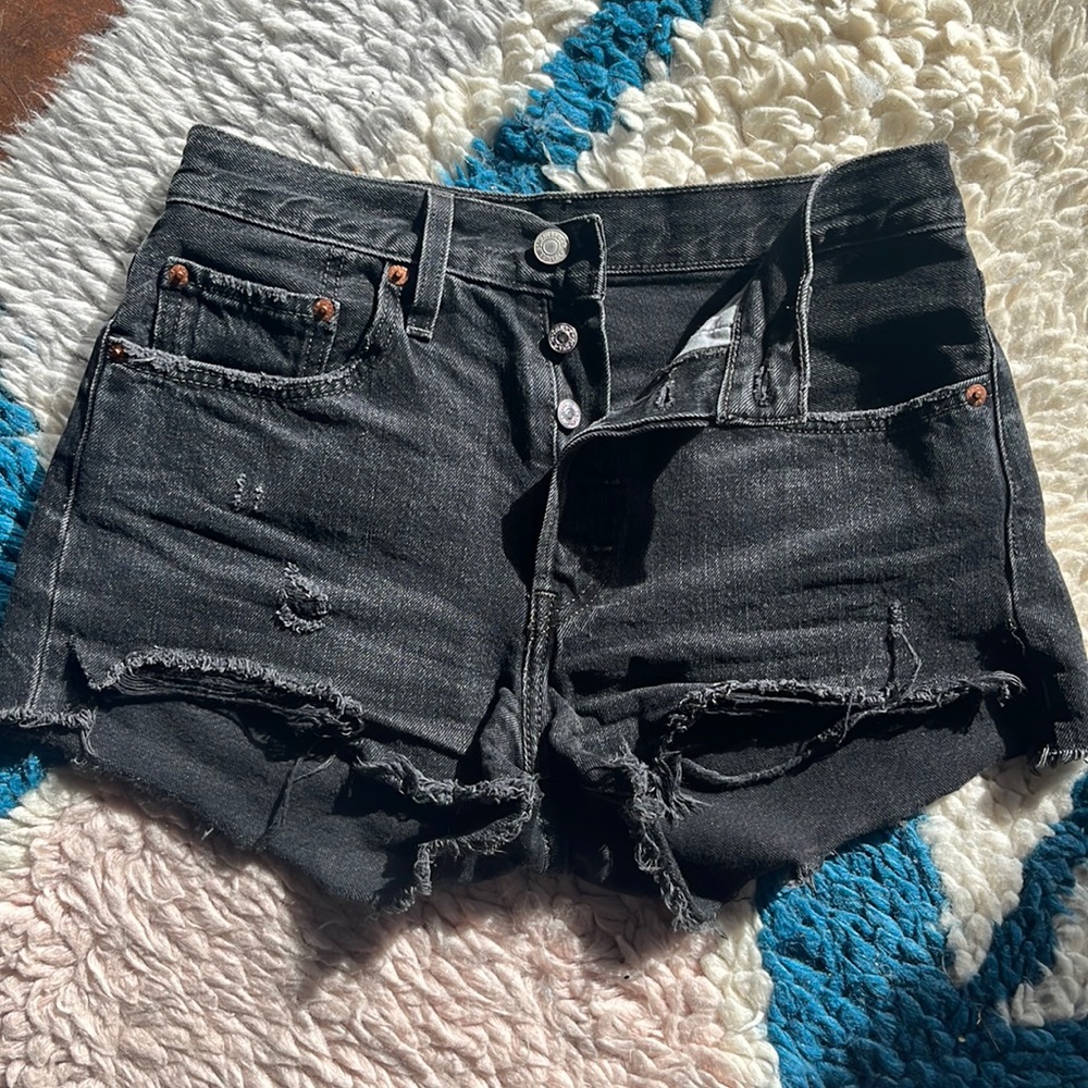 Size 26 LEVI’s BLACK SHORTS